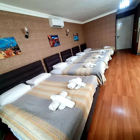 Omega Luxx Hotell 3*